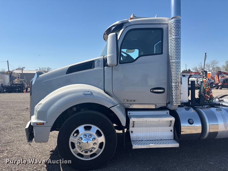 image for item EG8914 2015 Kenworth T880 semi truck
