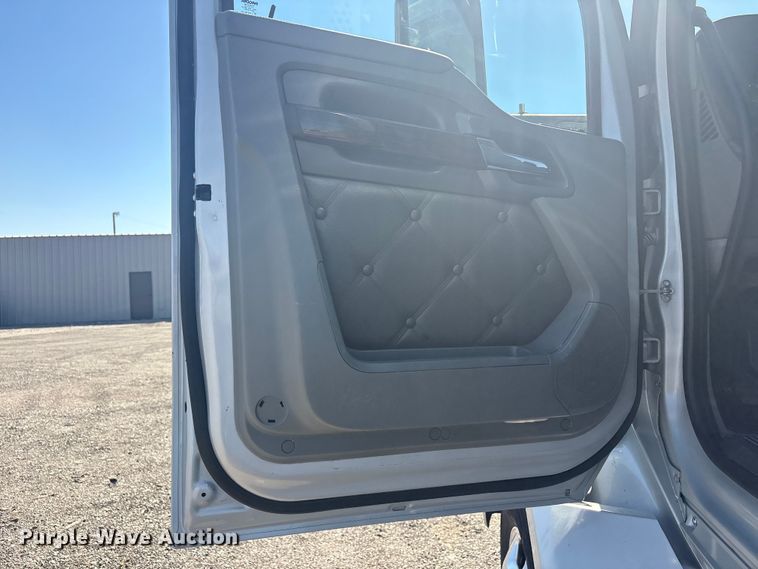 image for item EG8914 2015 Kenworth T880 semi truck