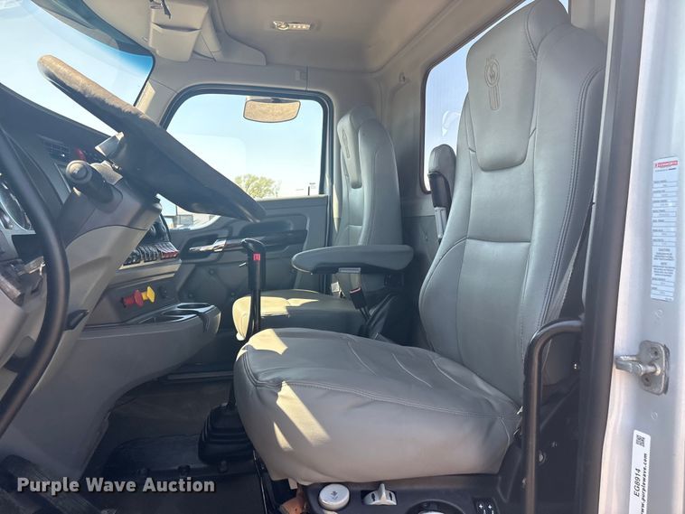 image for item EG8914 2015 Kenworth T880 semi truck