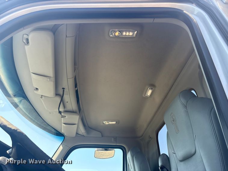 image for item EG8914 2015 Kenworth T880 semi truck