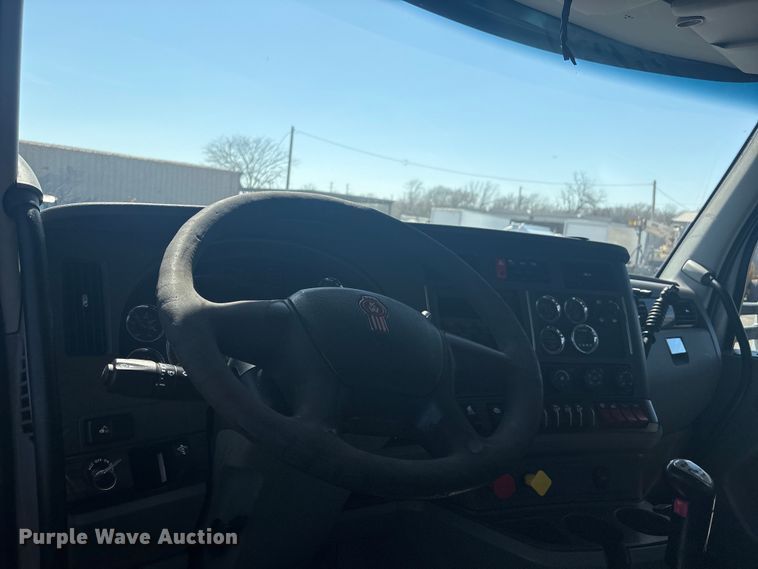 image for item EG8914 2015 Kenworth T880 semi truck