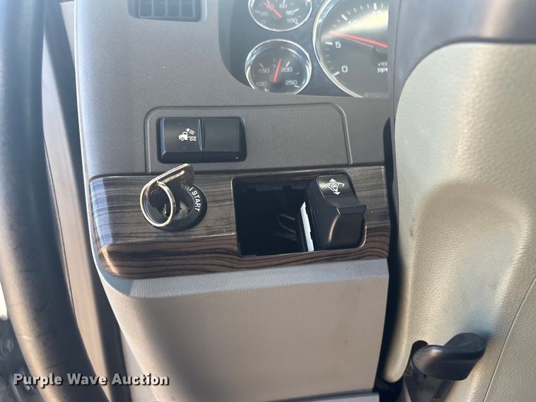 image for item EG8914 2015 Kenworth T880 semi truck