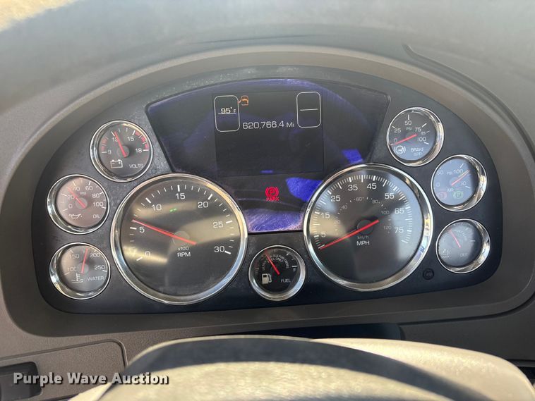 image for item EG8914 2015 Kenworth T880 semi truck