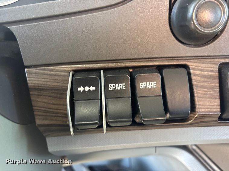 image for item EG8914 2015 Kenworth T880 semi truck