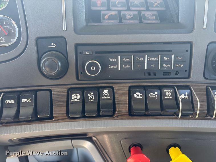 image for item EG8914 2015 Kenworth T880 semi truck