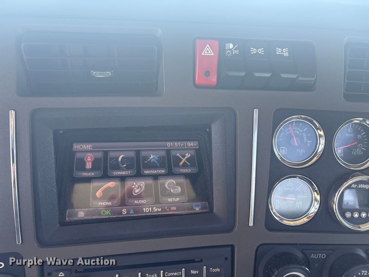 image for item EG8914 2015 Kenworth T880 semi truck