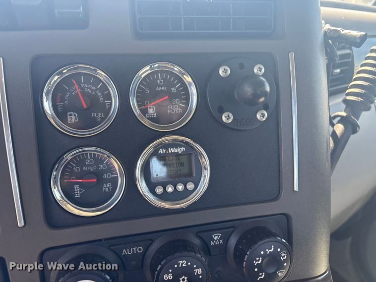 image for item EG8914 2015 Kenworth T880 semi truck