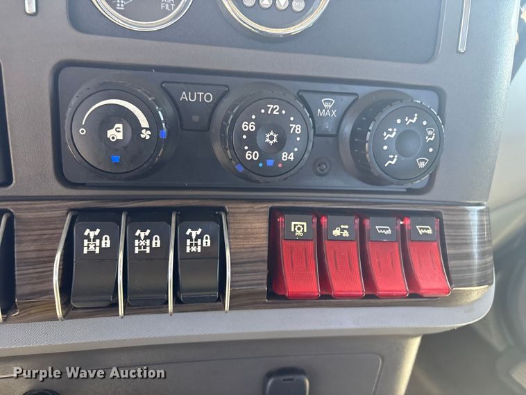 image for item EG8914 2015 Kenworth T880 semi truck