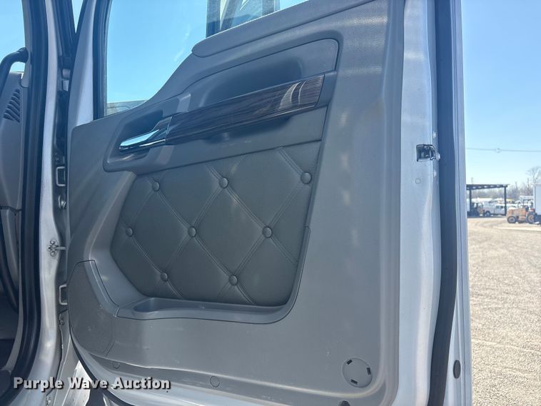 image for item EG8914 2015 Kenworth T880 semi truck