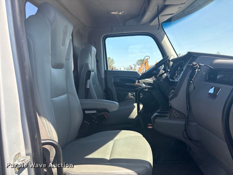 image for item EG8914 2015 Kenworth T880 semi truck