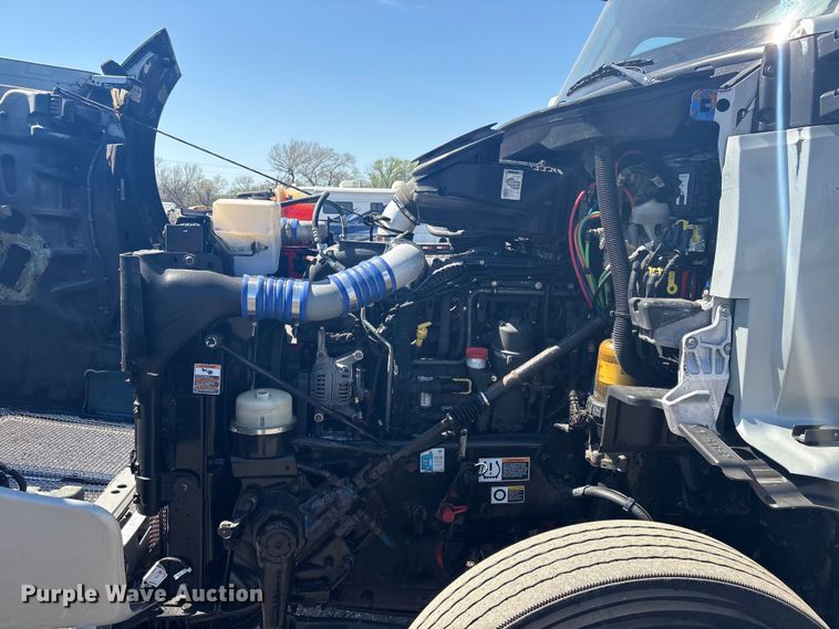 image for item EG8914 2015 Kenworth T880 semi truck