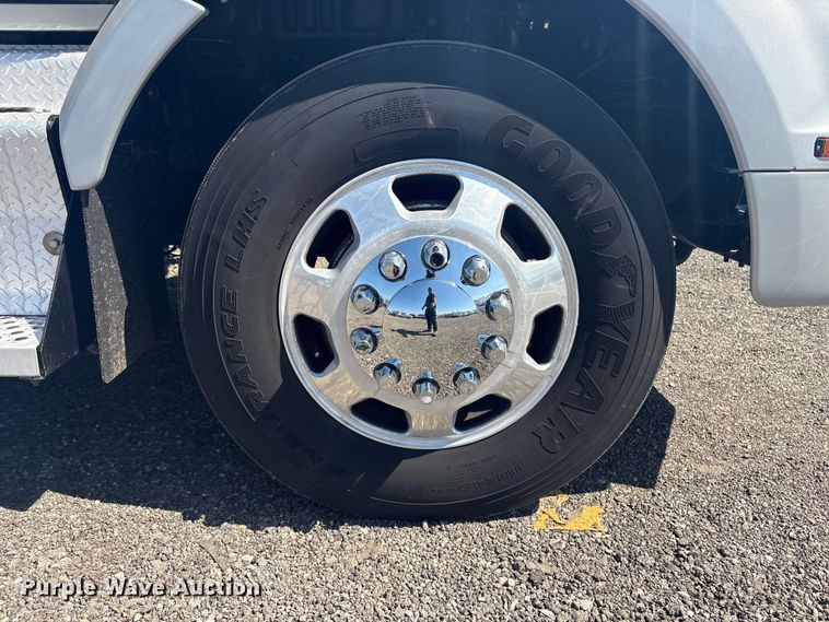 image for item EG8914 2015 Kenworth T880 semi truck