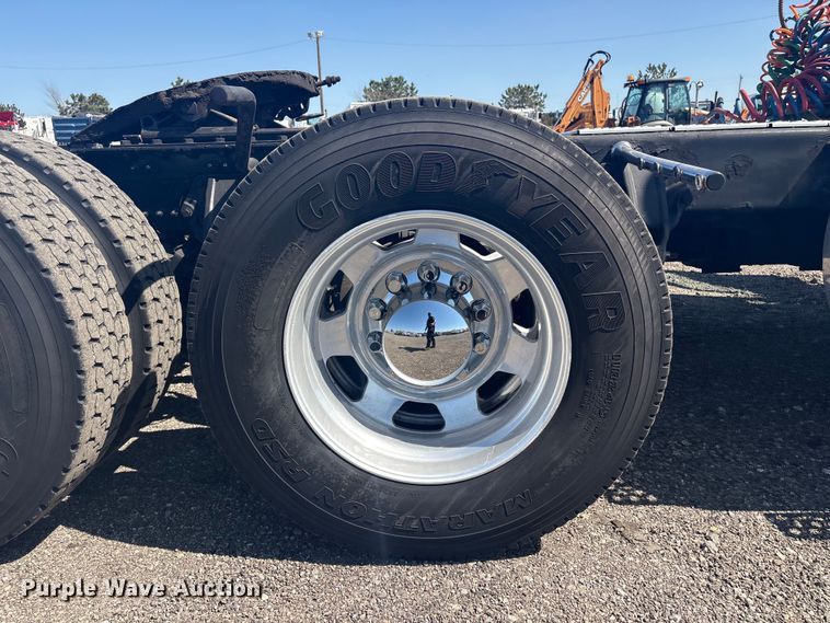 image for item EG8914 2015 Kenworth T880 semi truck