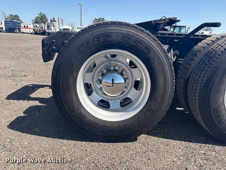 image for item EG8914 2015 Kenworth T880 semi truck