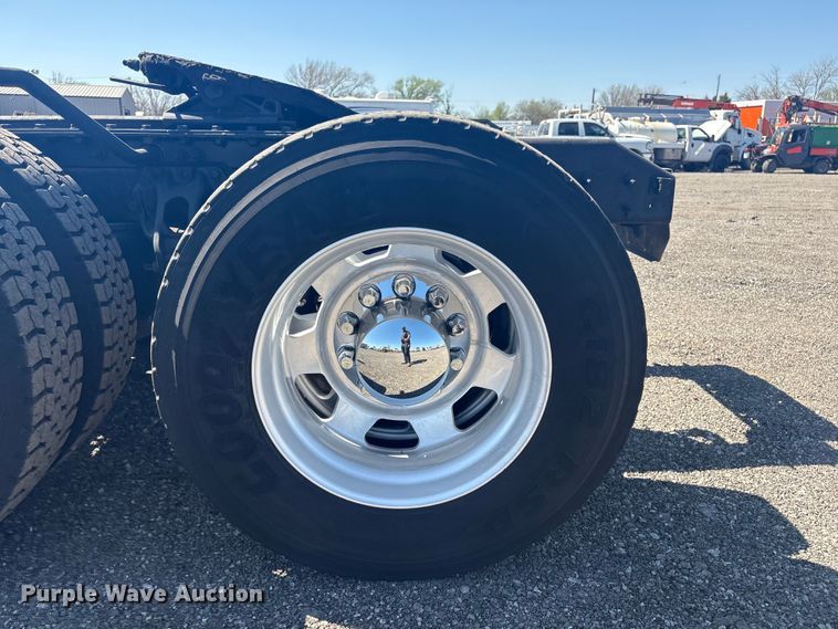 image for item EG8914 2015 Kenworth T880 semi truck