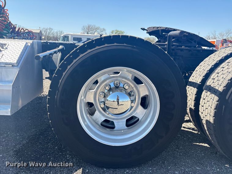 image for item EG8914 2015 Kenworth T880 semi truck