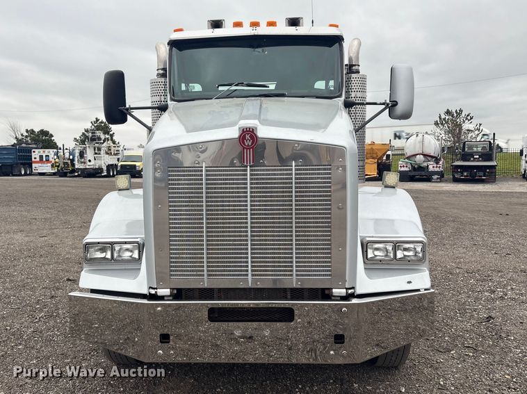 image for item EG8918 2005 Kenworth T800 semi truck