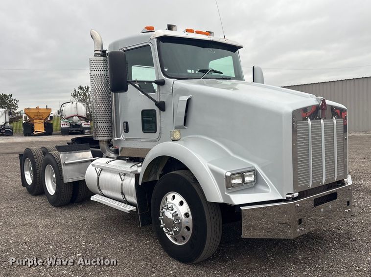 image for item EG8918 2005 Kenworth T800 semi truck