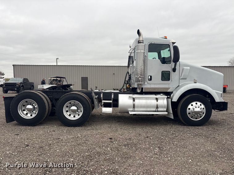 image for item EG8918 2005 Kenworth T800 semi truck