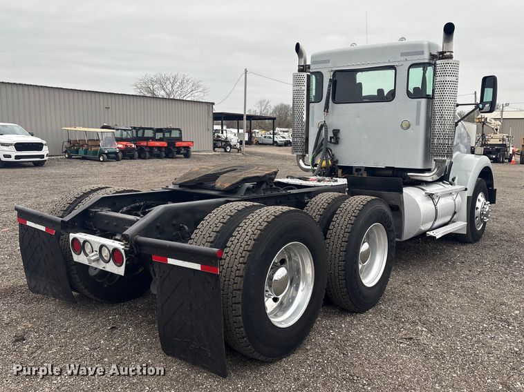 image for item EG8918 2005 Kenworth T800 semi truck