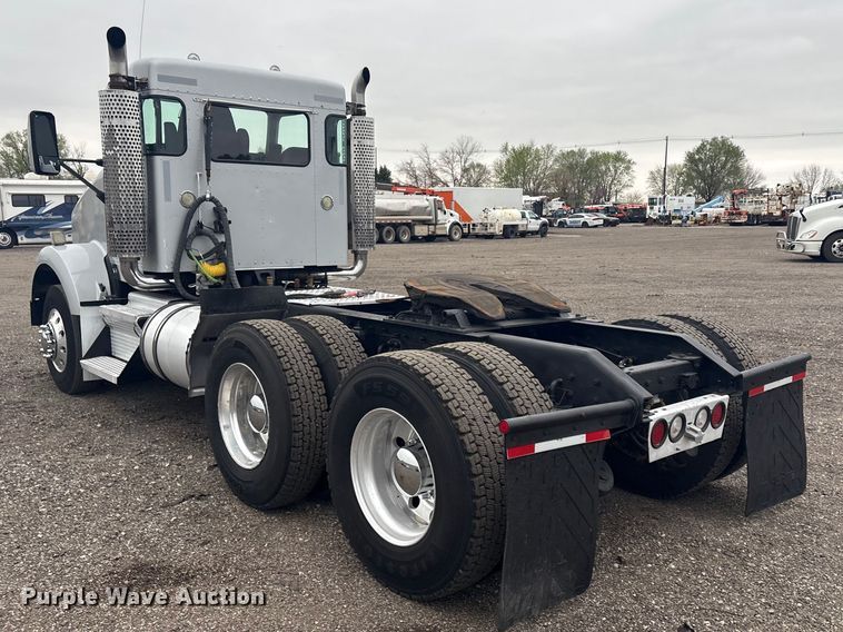 image for item EG8918 2005 Kenworth T800 semi truck