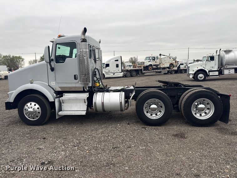 image for item EG8918 2005 Kenworth T800 semi truck
