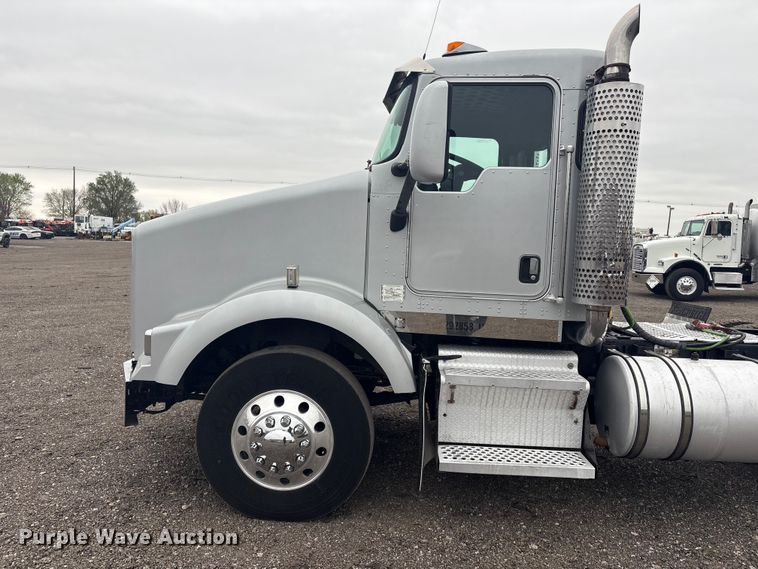 image for item EG8918 2005 Kenworth T800 semi truck