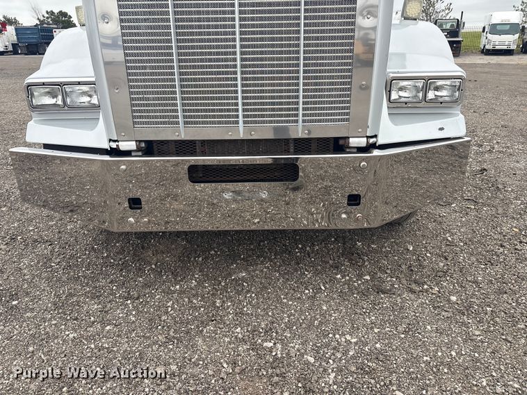 image for item EG8918 2005 Kenworth T800 semi truck