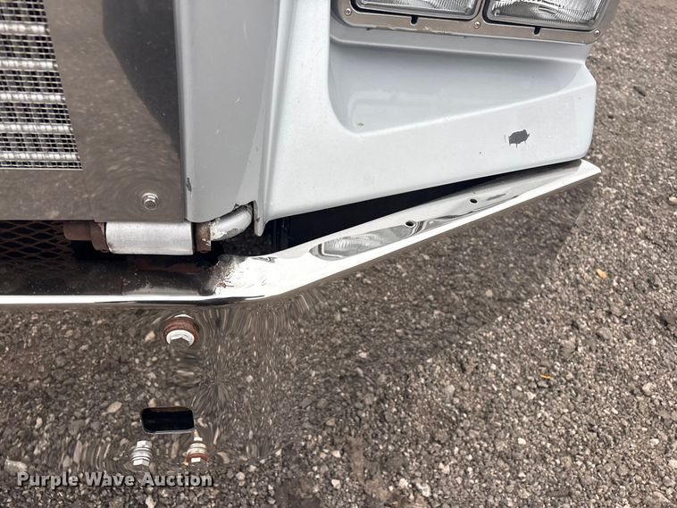 image for item EG8918 2005 Kenworth T800 semi truck