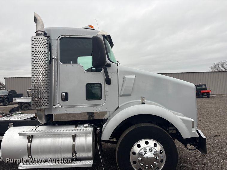 image for item EG8918 2005 Kenworth T800 semi truck