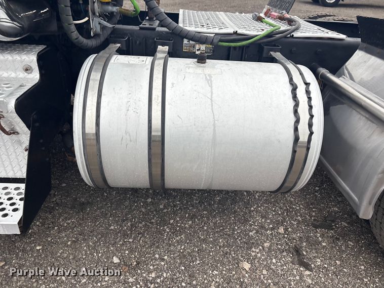 image for item EG8918 2005 Kenworth T800 semi truck