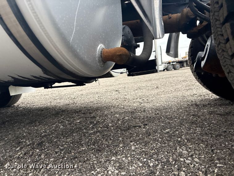 image for item EG8918 2005 Kenworth T800 semi truck