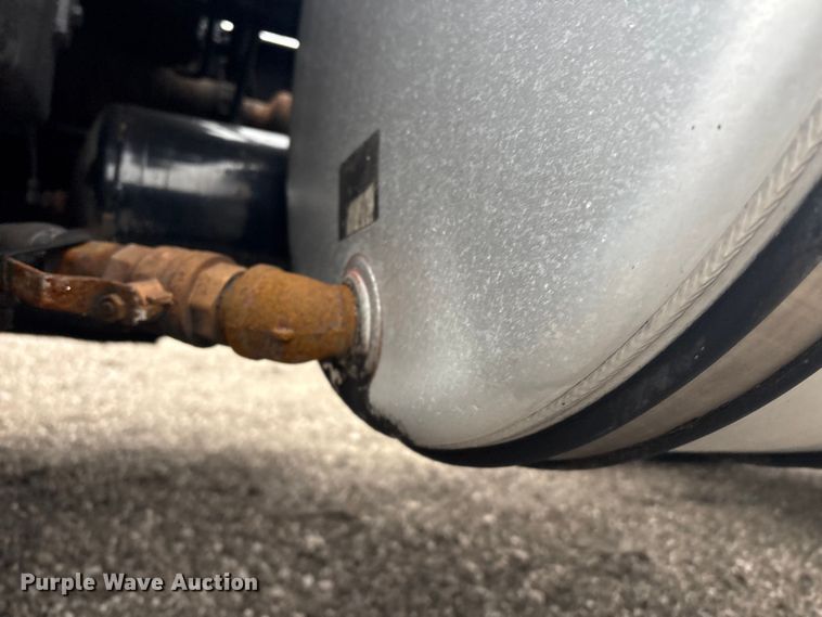 image for item EG8918 2005 Kenworth T800 semi truck