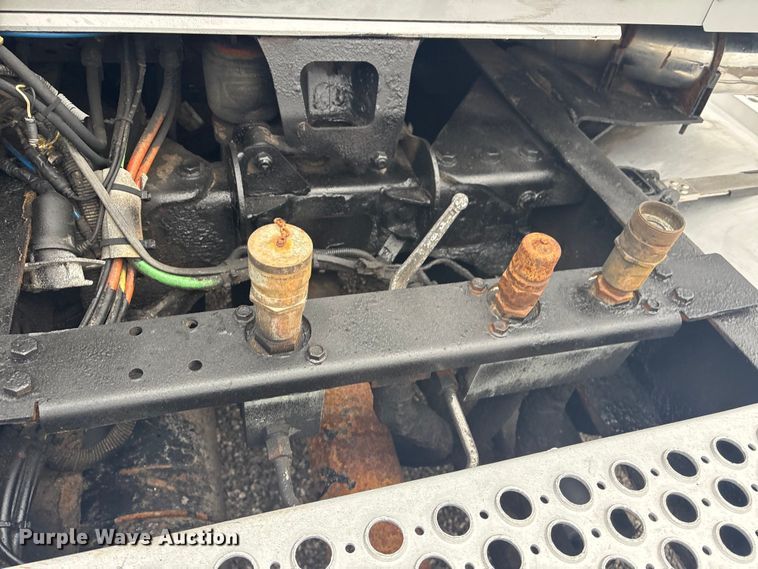 image for item EG8918 2005 Kenworth T800 semi truck