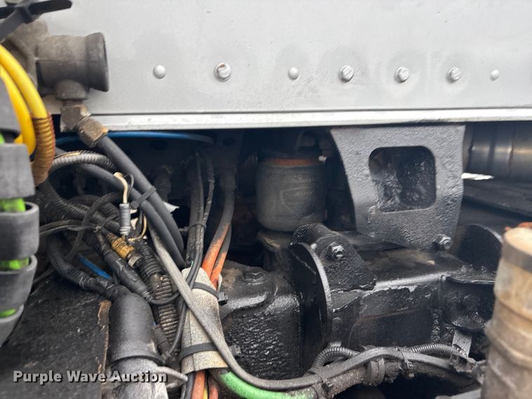 image for item EG8918 2005 Kenworth T800 semi truck