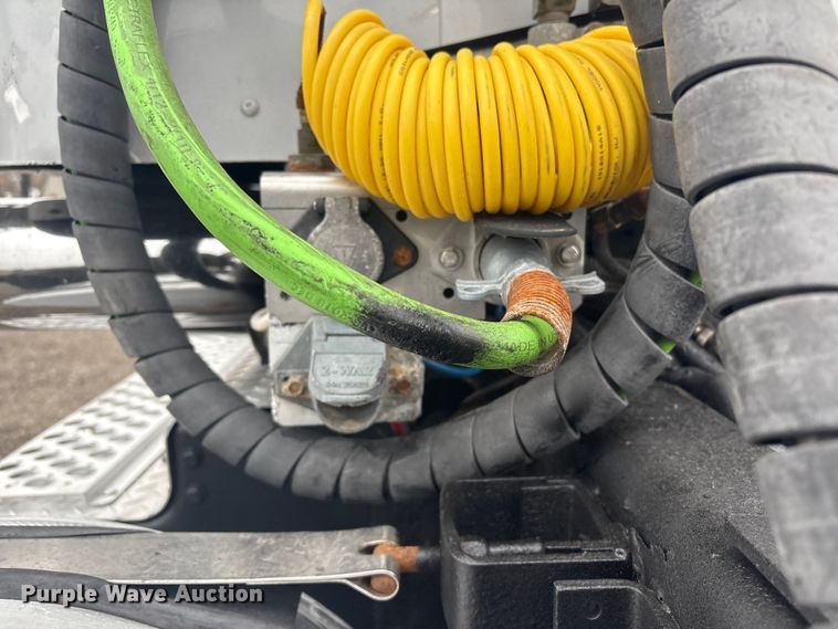 image for item EG8918 2005 Kenworth T800 semi truck