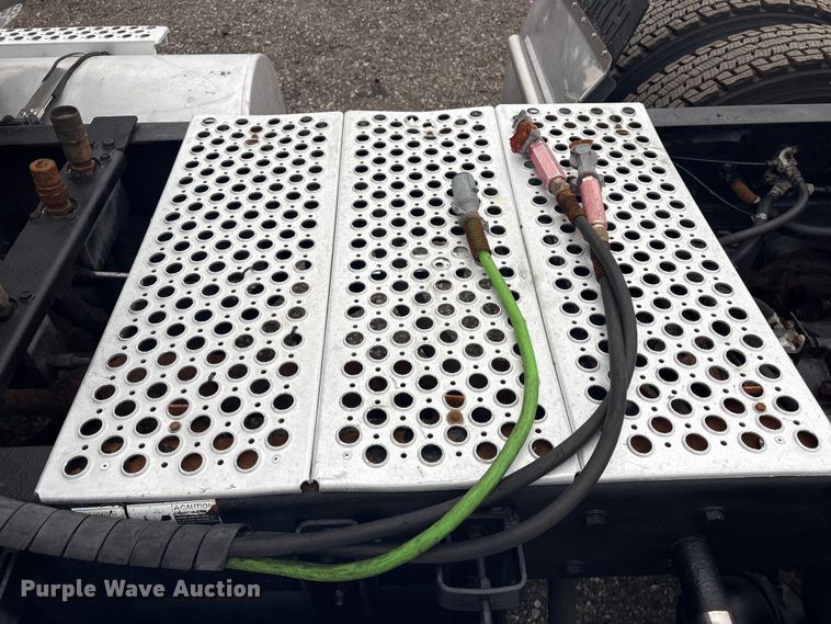 image for item EG8918 2005 Kenworth T800 semi truck