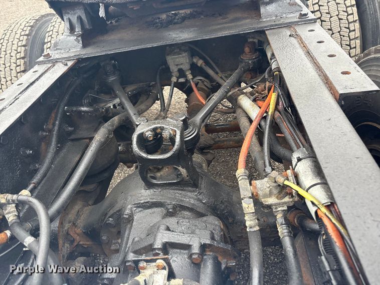 image for item EG8918 2005 Kenworth T800 semi truck