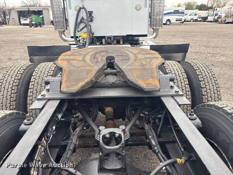 image for item EG8918 2005 Kenworth T800 semi truck