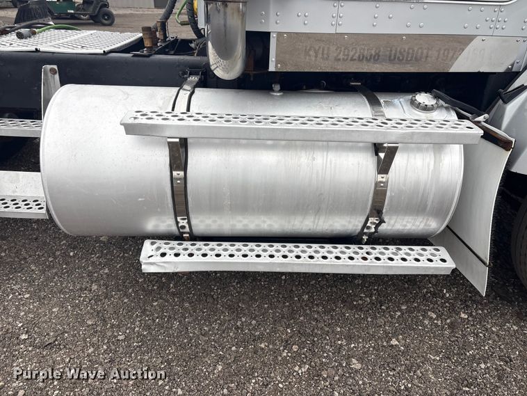 image for item EG8918 2005 Kenworth T800 semi truck