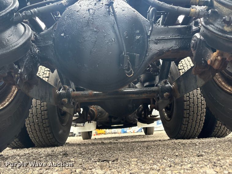 image for item EG8918 2005 Kenworth T800 semi truck