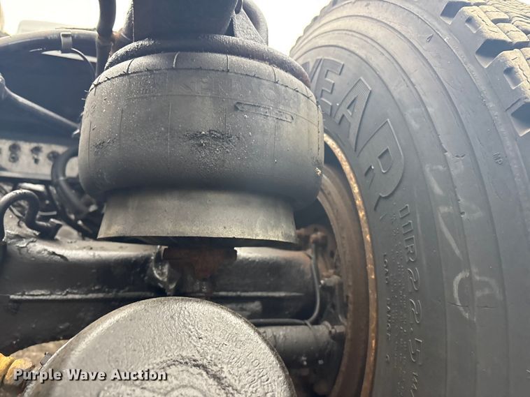 image for item EG8918 2005 Kenworth T800 semi truck