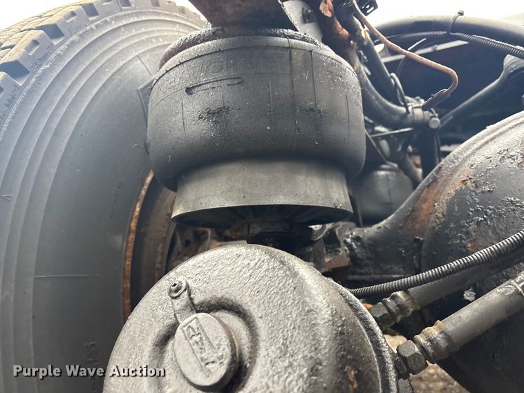 image for item EG8918 2005 Kenworth T800 semi truck