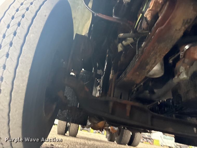 image for item EG8918 2005 Kenworth T800 semi truck