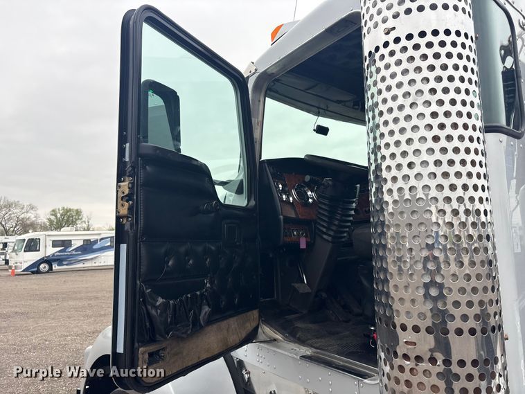 image for item EG8918 2005 Kenworth T800 semi truck