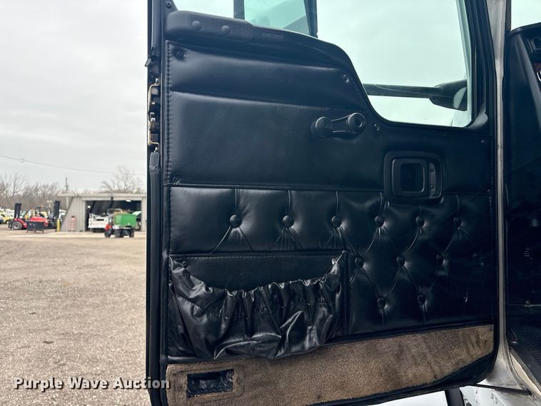 image for item EG8918 2005 Kenworth T800 semi truck