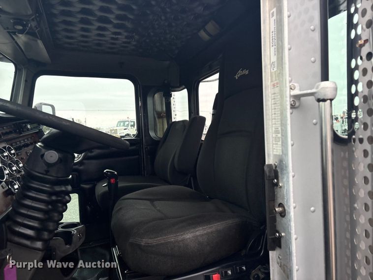 image for item EG8918 2005 Kenworth T800 semi truck