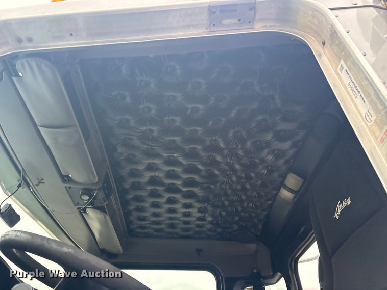 image for item EG8918 2005 Kenworth T800 semi truck