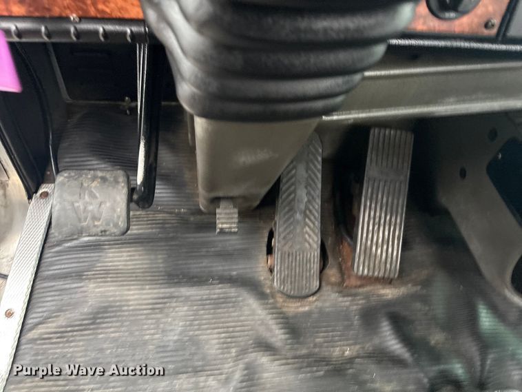 image for item EG8918 2005 Kenworth T800 semi truck