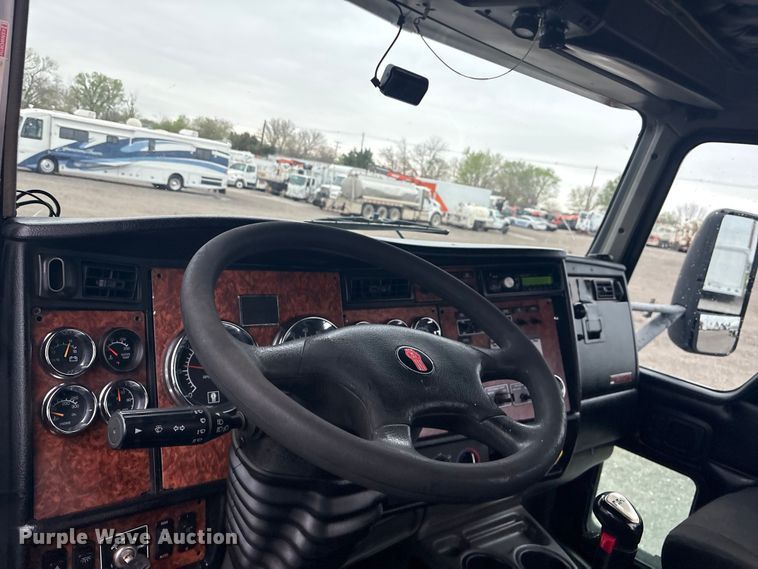 image for item EG8918 2005 Kenworth T800 semi truck